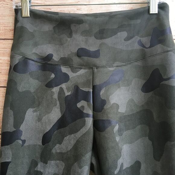 NEW WITHOUT TAGS‎ WHITE HOUSE BLACK MARKET RUNWAY LEGGINGS IN CAMO PRINT - Picture 4 of 6
